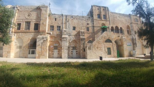 المدرسة الفارسية بين المدرسة الامينية والمدرسة الاسعردية وسط الصورة بضبط