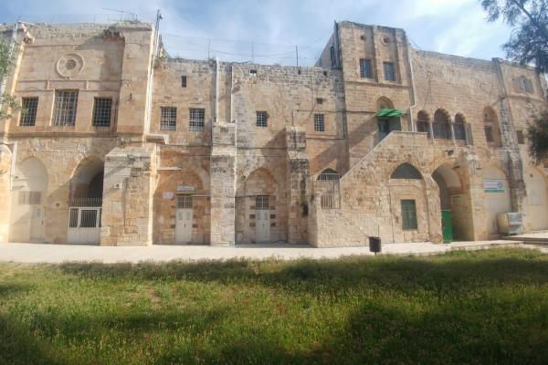 المدرسة الفارسية بين المدرسة الامينية والمدرسة الاسعردية وسط الصورة بضبط